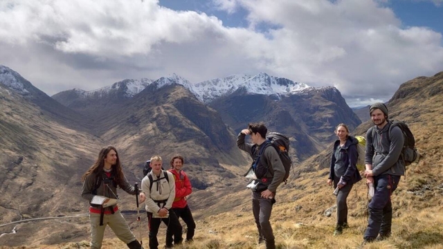  6 amigos caminando alrededor de Great Glen y subiendo Ben Nieves (1) (1)