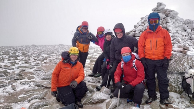  7 personas vestidas con ropa de cerro duranle su sesión de camicrema en el Ben Nevis 