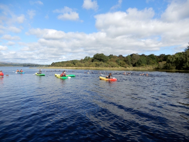 Hacer kayak es una actividad divertida 