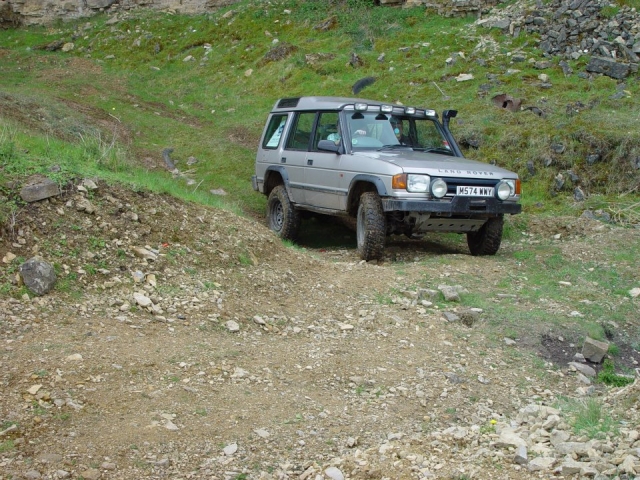  Land-Rover gris, parle de nuestra flota para tener una gran experiencia 4x4 en la granja