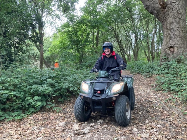  Sonriendo en el bosque 