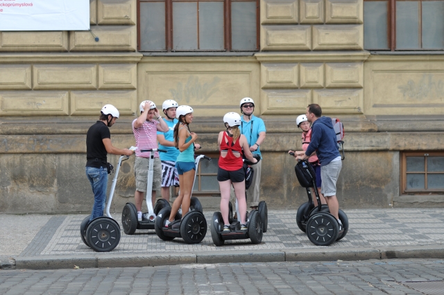  Grupo de amigos y familiares preparándose para pasear en segway por la ciudad 
