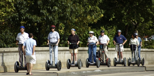  Personas con cascos azules y negros duranle su aventura en segway 