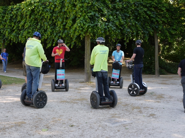 Grupo de amigos con casco negro y a punto de iniciar su sesión de segway 