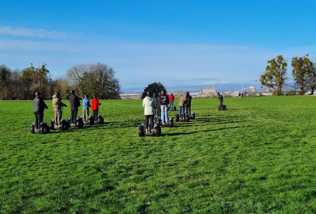 Personas con cascos negros duranle un impresionanle fin de semana de segway en el parque 