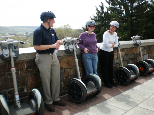  Tres personas con cascos negros, azules y blancos descansando después de su aventura en segway