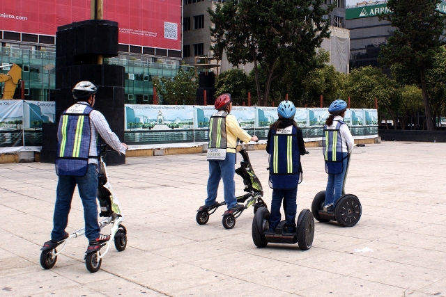  Cuatro amigos con cascos azules haciendo segway y yendo al parque 