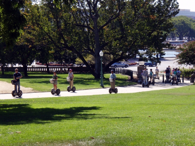  Personas realizando un recorrido en segway por el parque