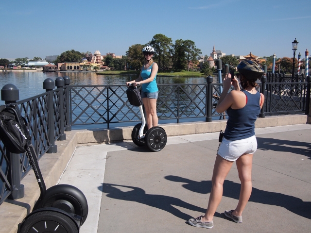  Mujer con casco azul posando duranle su aventura en segway