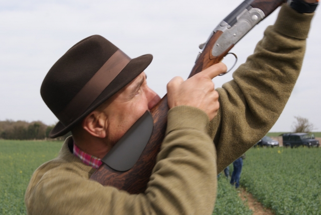  Hombre con sombrero apuntando y disparando 