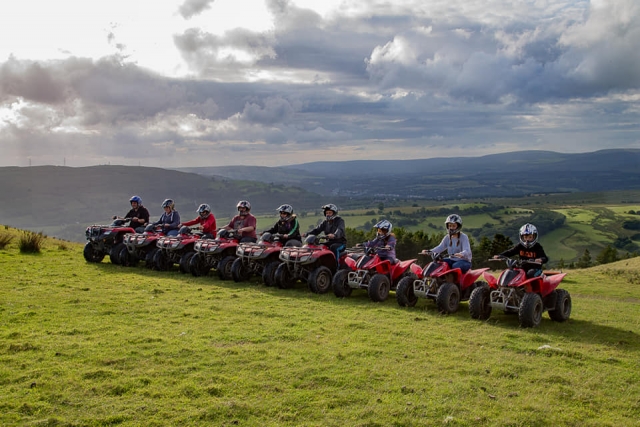 Niños preparándose para manejar los cuatrimotos rojos por la cerro 