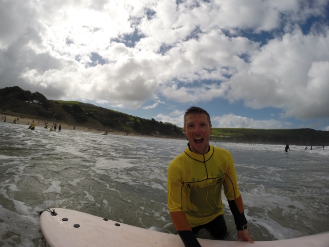 Surfeando y sonriendo
