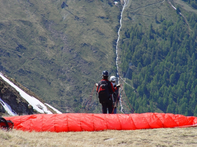 Niño y niña abrazándose viendo la vista después de la sesión de parapenle 