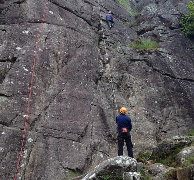 Disfruta haciendo rappel con nosotros Disfruta haciendo rappel con nosotros