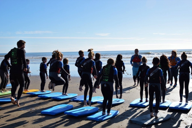 Pasando una divertida sesión de surf 