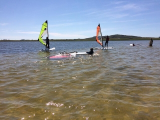 Windsurf para principiantes en Loch Bhasapol duranle 4 horas