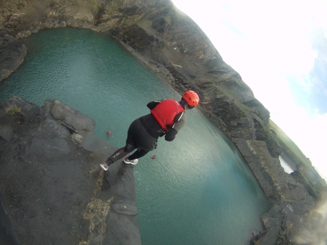 Tener una sesión de Coasteering 