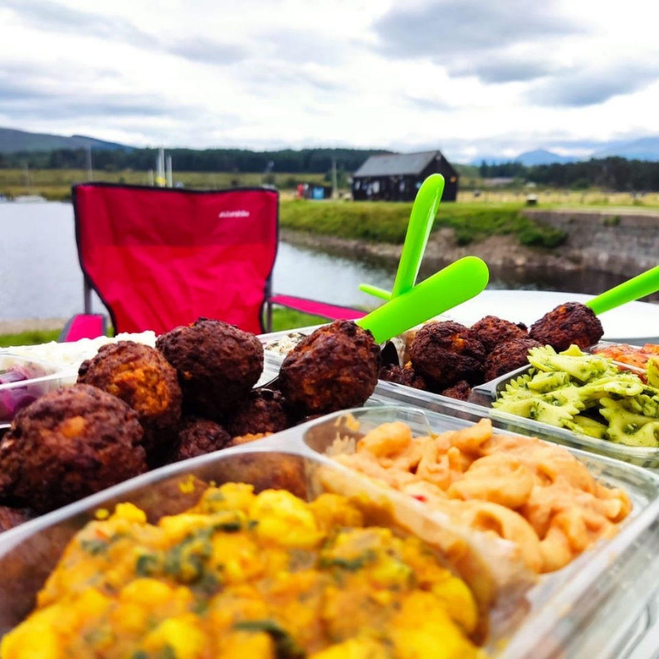 Comida junto al río. Comida junto al río.