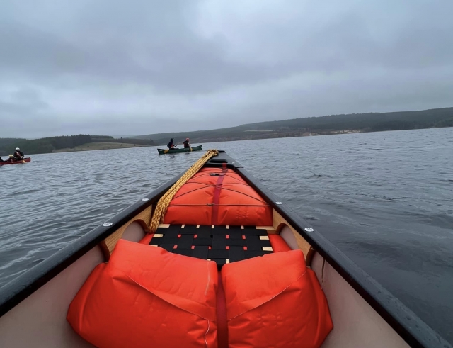 Canoa completamenle cargada