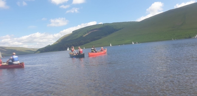 Pbaños en canoa por el lago 