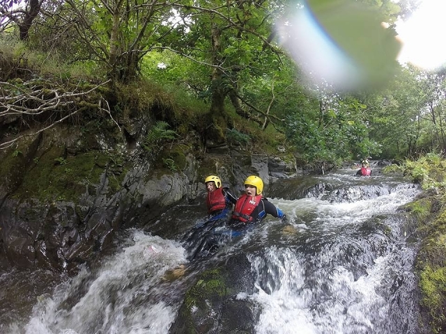  Deslizándose por el arroyo 