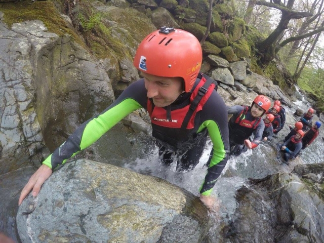 Viviendo una divertida aventura de barranquismo 
