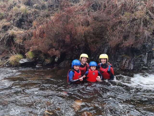 Familia en Gorge Scrambling 