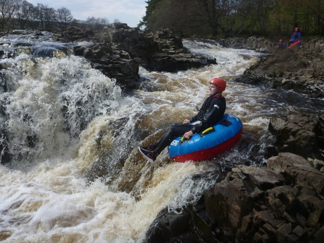 Tener una divertida experiencia de tubing 