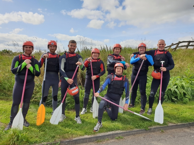  El rafting en rápidos es divertido