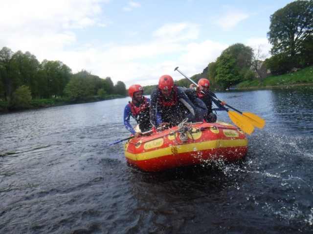  Explorando el área con una aventura de rafting