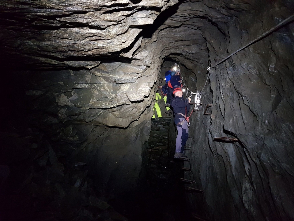 Explora el área subterránea Explora el área subterránea