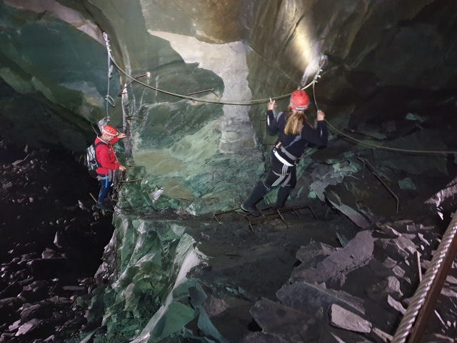  Espeleología extrema y vías ferratas