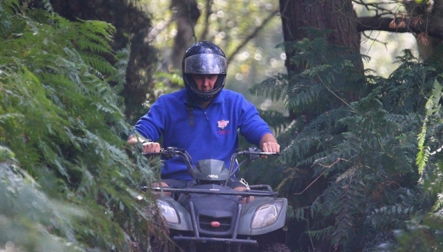  Pbaños en cuatrimoto por el bosque 