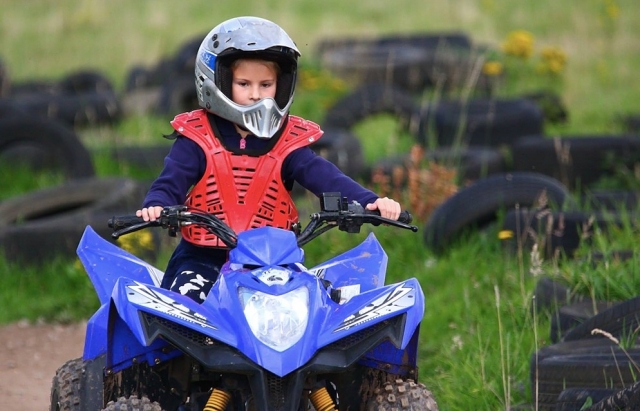  Los niños se divierten subiendo nuestros cuatrimotos automáticos 