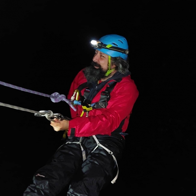 Linterna frontal encendida, únele a nosotros