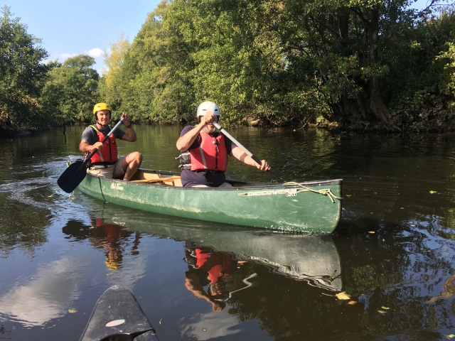  Trabajo en equipo navegando en piragua 
