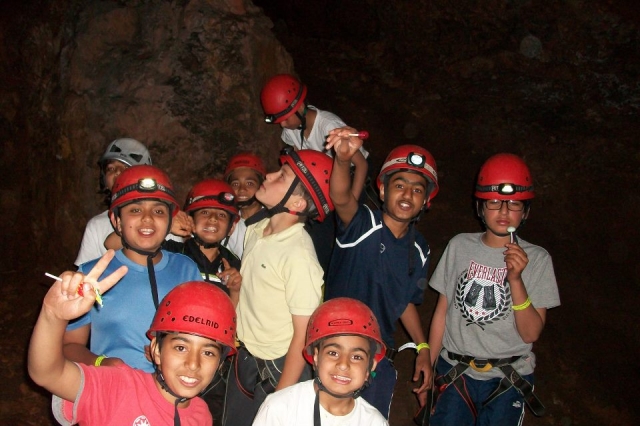 Divirtiéndose en una sesión de espeleología 