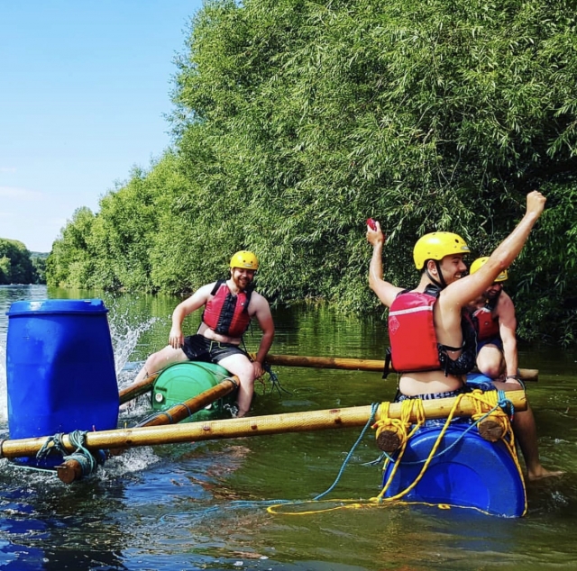 Disfruta de su sesión de balsa