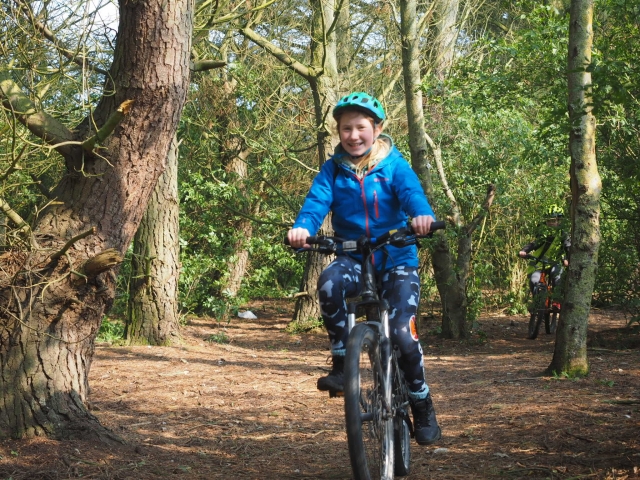Con bicicleta en medio del bosque