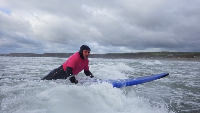  ¡La costa de Pembrokeshire es perfecta para practicar surf! 