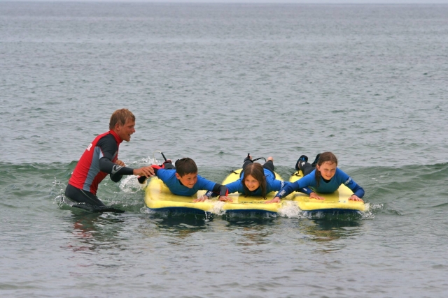  Chavos surfistas disfrutando de su tiempo