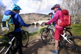 Ciclismo de cerro familiar de medio día en el río Tay