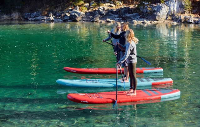  Viaje divertido en aguas tranquilas con amigos 