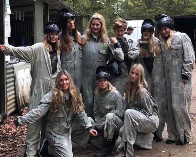 Las chicas se preparan para una sesión de gotcha 