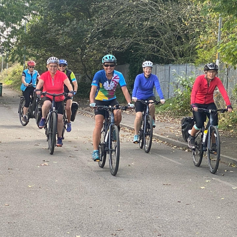 Puede disfrutar de nuestras bicicletas con tus amigos Puede disfrutar de nuestras bicicletas con tus amigos