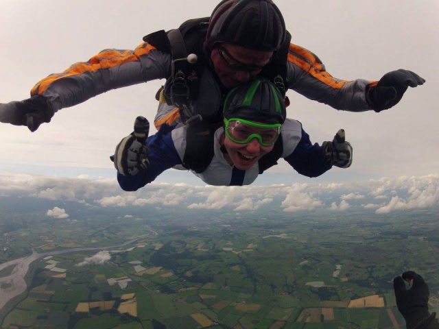 Dedos arriba porque nos encanta el paracaidismo