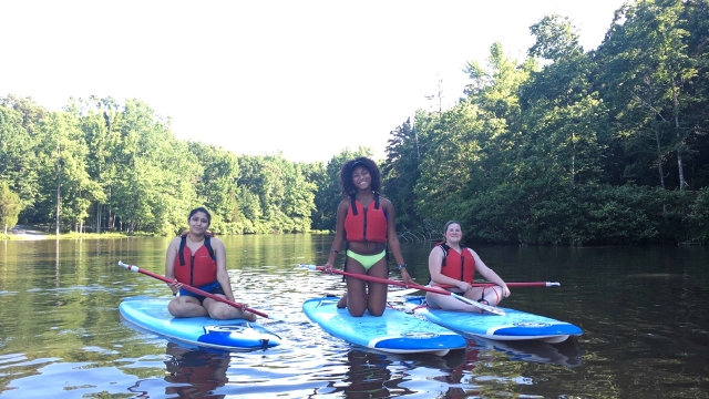  Teniendo una sesión de SUP con amigos