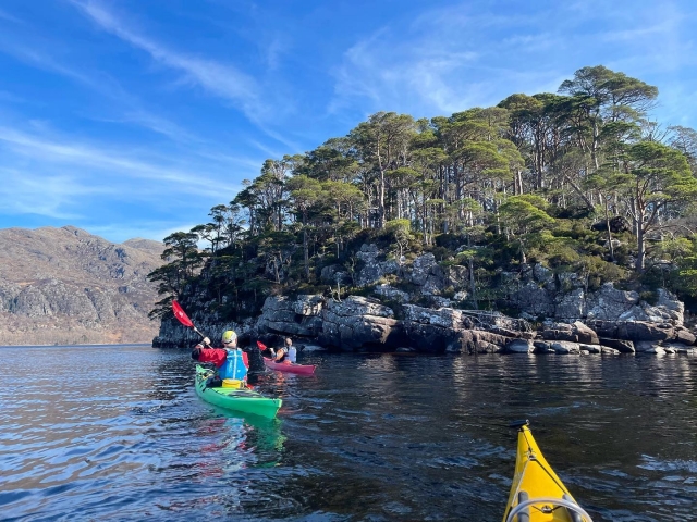  Explora zonas escondidas con un kayak 