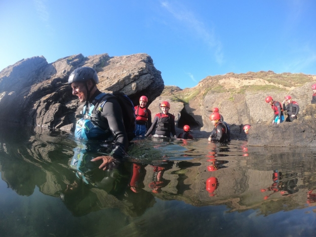  Explorando Devon con Coasteering 