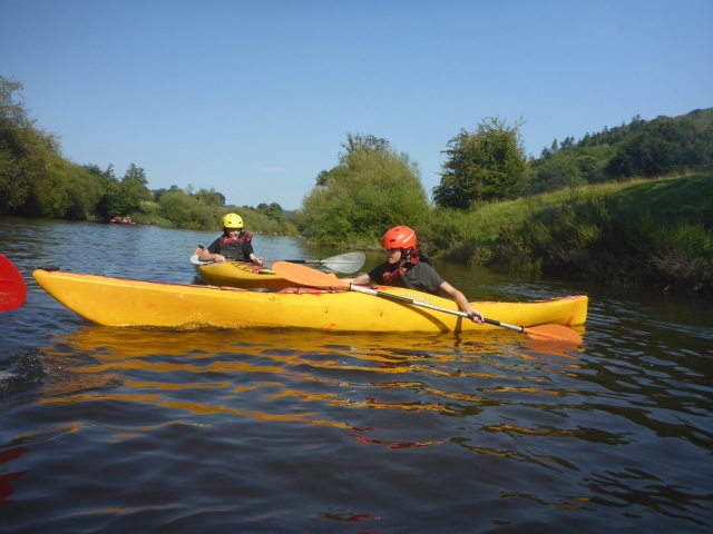 Navegar en kayak bajo el sol 